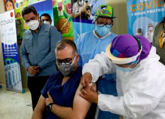 Al menos 20 médicos vacunados con las dos dosis se han contagiado de Covid-19 en el país