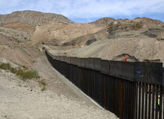 Muere una inmigrante hondureña al caer desde un muro cuando intentaba ingresar a EE. UU.