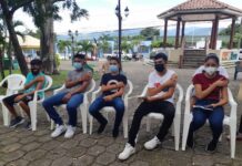 Jóvenes mayores de doce años son vacunados contra el Covid-19 en Ocotepeque