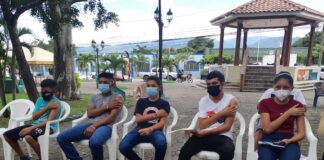 Jóvenes mayores de doce años son vacunados contra el Covid-19 en Ocotepeque