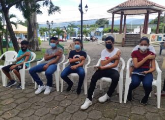 Jóvenes mayores de doce años son vacunados contra el Covid-19 en Ocotepeque