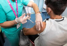 Autoridades de la salud vacunarán a mayores de 12 años en los municipios donde retornen a clases semipresenciales