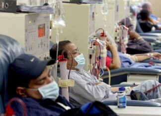 Pacientes renales denuncian que tienen tres meses luchando por sus vidas tras la falta de medicamentos