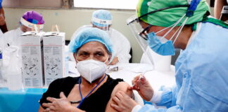 El colegio médico plantea exigir al gobierno una tercera dosis de la vacuna anticovid para el personal de salud