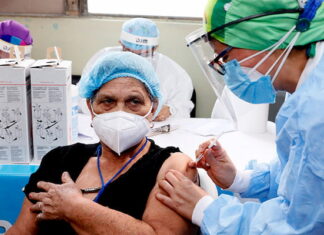 El colegio médico plantea exigir al gobierno una tercera dosis de la vacuna anticovid para el personal de salud