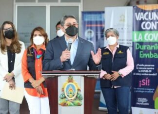 Presidente Hernández recibe nuevo lote de 176.670 dosis de vacuna Pfizer