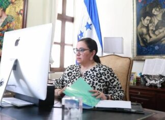 La primera dama, Ana García de Hernández viajó a la frontera sur de EE. UU. para conocer la situación migratoria de miles de hondureños