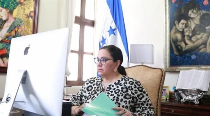 La primera dama, Ana García de Hernández viajó a la frontera sur de EE. UU. para conocer la situación migratoria de miles de hondureños
