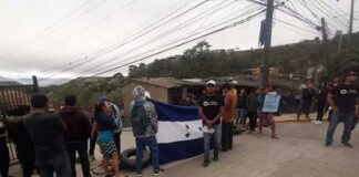 Pobladores protestan en la salida al sur de la capital, exigiendo la presencia del alcalde Nasry Asfura