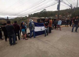 Pobladores protestan en la salida al sur de la capital, exigiendo la presencia del alcalde Nasry Asfura