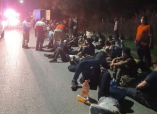 Rescatan a un grupo de migrantes hondureños que fueron dejados dentro de un tráiler en México