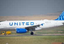 United Airlines pide a todos sus empleados vacunarse o serán despedidos