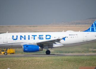 United Airlines pide a todos sus empleados vacunarse o serán despedidos