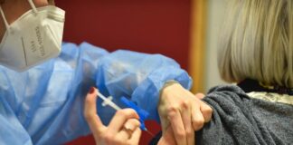 La OMS recomienda una tercera dosis de vacuna anticovid a grupos de riesgo