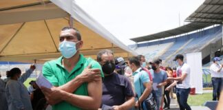 Vacunas contra el Covid-19 se están aplicando en centros comerciales, iglesias y Estadio Nacional