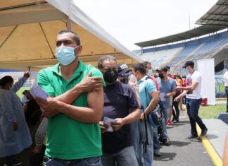 Vacunas contra el Covid-19 se están aplicando en centros comerciales, iglesias y Estadio Nacional