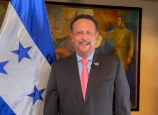 Arnaldo Bueso: «Queridos docentes de Honduras hoy en su día especial honramos sus destacadas labores»