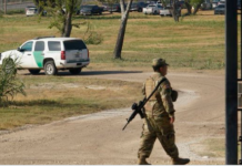 Estados Unidos cierra la frontera de Texas para evitar el paso de más migrantes