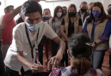 Vacunan contra el Covid-19 a migrantes hondureños en la frontera sur de México