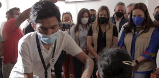 Vacunan contra el Covid-19 a migrantes hondureños en la frontera sur de México