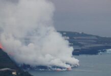La lava crea un delta de 500 metros de ancho y decolora el mar en La Palma