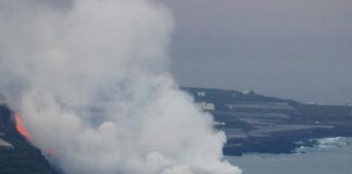 La lava crea un delta de 500 metros de ancho y decolora el mar en La Palma
