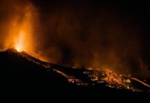 Al menos dos mil personas son evacuadas tras la erupción de un volcán en la isla española de La Palma
