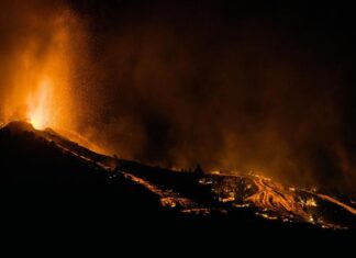 Al menos dos mil personas son evacuadas tras la erupción de un volcán en la isla española de La Palma
