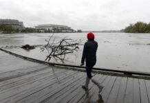 Larry avanza hacia el sur de Terranova todavía como huracán