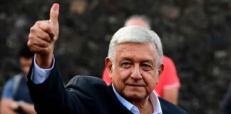 El 56 % de mexicanos votará que López Obrador siga en el cargo, según sondeo