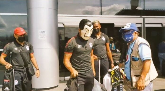 En silencio y «enmascarados» llegan al país los jugadores y cuerpo técnico del Olimpia