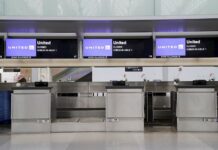 United Airlines despedirá a casi 600 trabajadores por negarse a vacunarse