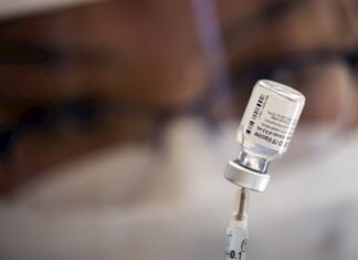Aprueban aplicación de segunda dosis de refuerzo de la vacuna anticovid para personas de 50 a 59 años