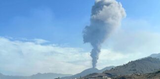 El volcán de la isla de La Palma vuelve a emitir lava y cenizas