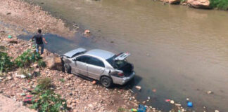 Conductor se salva de milagro tras caer con su vehículo al río Choluteca en Tegucigalpa