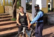 Agentes policiales de Choluteca recuperan la bicicleta que había sido robada a un ciudadano alemán
