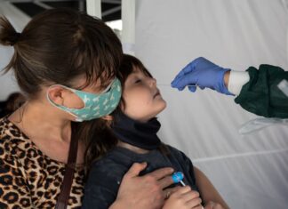 Médicos piden a padres de familias no exponer a sus hijos ante la variante Delta