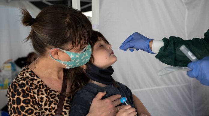 Médicos piden a padres de familias no exponer a sus hijos ante la variante Delta