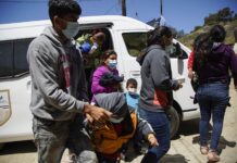 Juez prohíbe la expulsión de familias migrantes con hijos sin permitirles solicitar asilo en EE. UU.