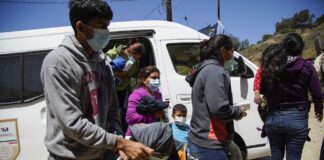 Juez prohíbe la expulsión de familias migrantes con hijos sin permitirles solicitar asilo en EE. UU.