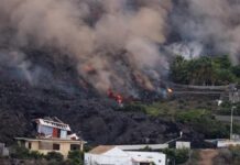 La lava, más fluida, quema plásticos y compuestos químicos en La Palma