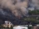 La lava, más fluida, quema plásticos y compuestos químicos en La Palma