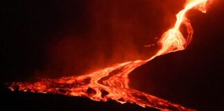 La lava del volcán Cumbre Vieja cae al mar quemando plásticos y compuestos químicos en La Palma