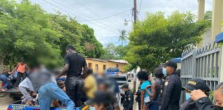 Policía de Guatemala localiza 75 inmigrantes cubanos y haitianos abandonados