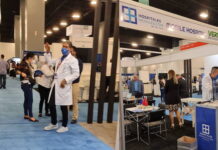 Axel López promociona hospitales móviles en feria médica en Miami, a pesar de que tiene una orden de captura internacional