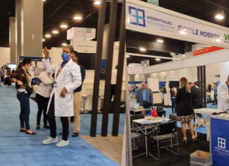 Axel López promociona hospitales móviles en feria médica en Miami, a pesar de que tiene una orden de captura internacional