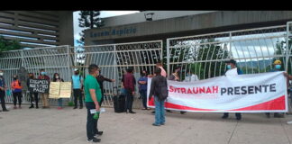 Docentes de la UNAH realizan una protesta exigiendo el pago de salario y otorgamiento de plazas