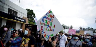 Miles de salvadoreños protestan contra el Gobierno de Nayib Bukele