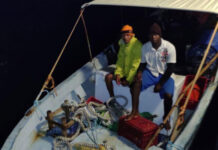 Rescatan a dos personas que estaban a la deriva en altamar