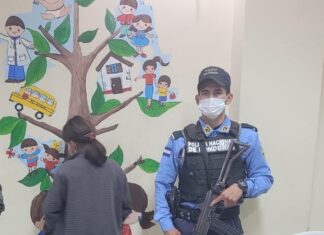 Rescatan a una menor de 14 años quien tenía cuatro semanas de estar durmiendo en la tumba de su padre en Villanueva, Cortés